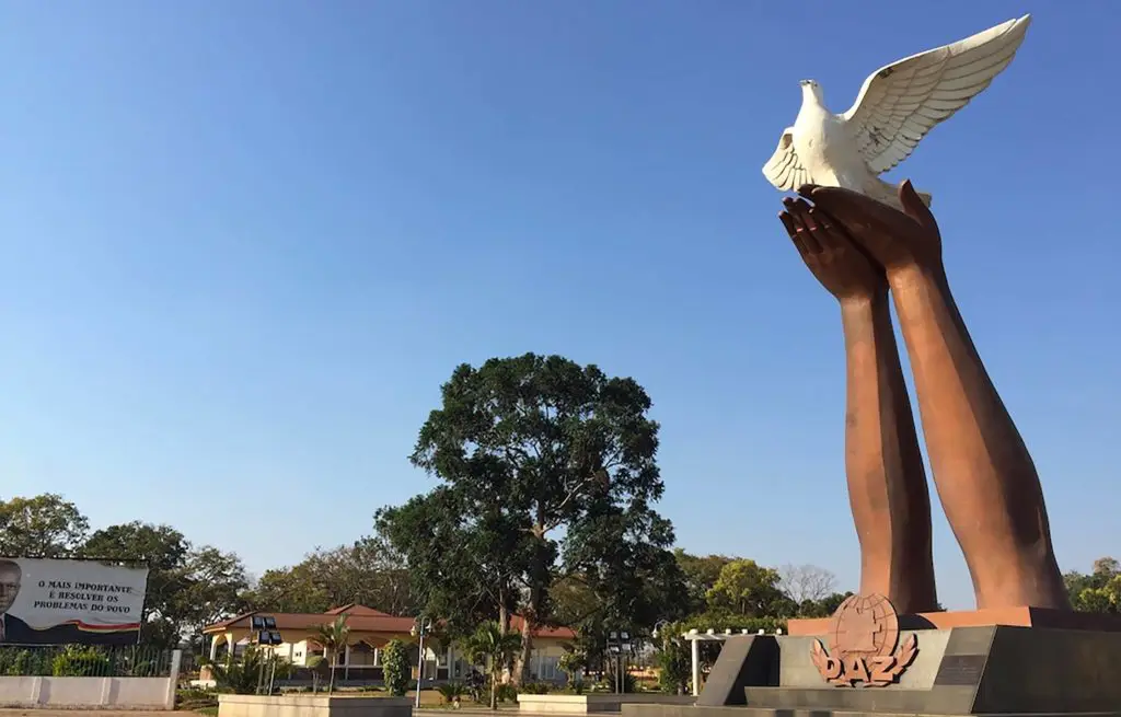 Voyage train Angola - Luena - Monument de la Paix
